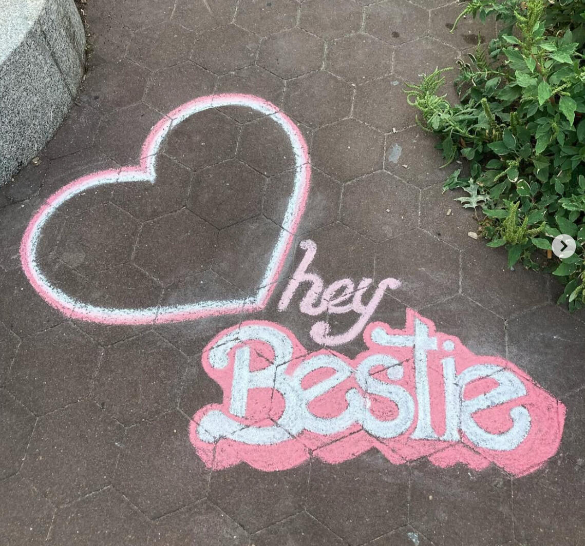 Hey Bestie (Chalk)